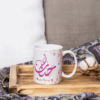 Mug Personnalisé Prénom Arabe & Latin – Cadeau Élégant avec Motifs Cœurs
